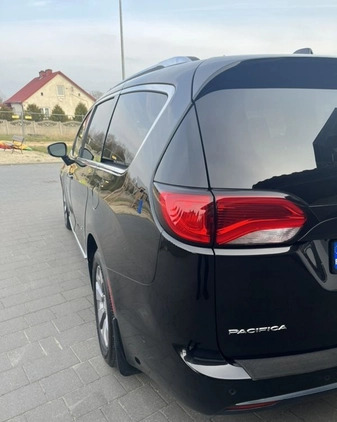 Chrysler Pacifica cena 134900 przebieg: 121000, rok produkcji 2018 z Łomża małe 466